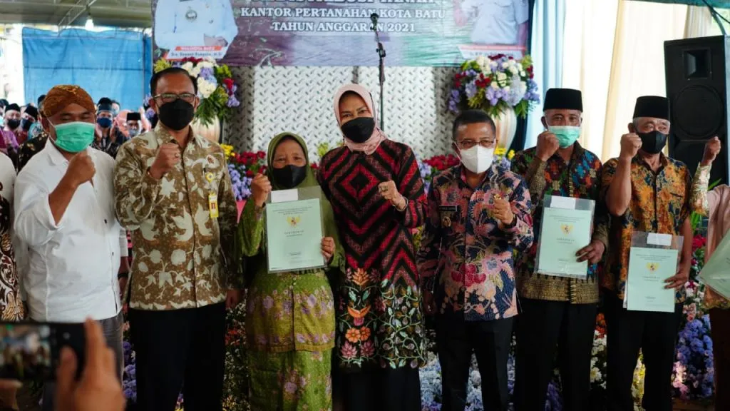 Wali Kota Batu Serahkan 138 Sertifikat Redistribusi Tanah ke 113 KK