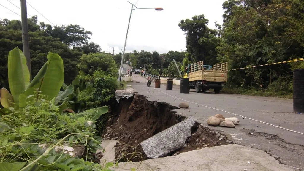 Amblas, Jalur Magetan-Ngawi Terancam Putus