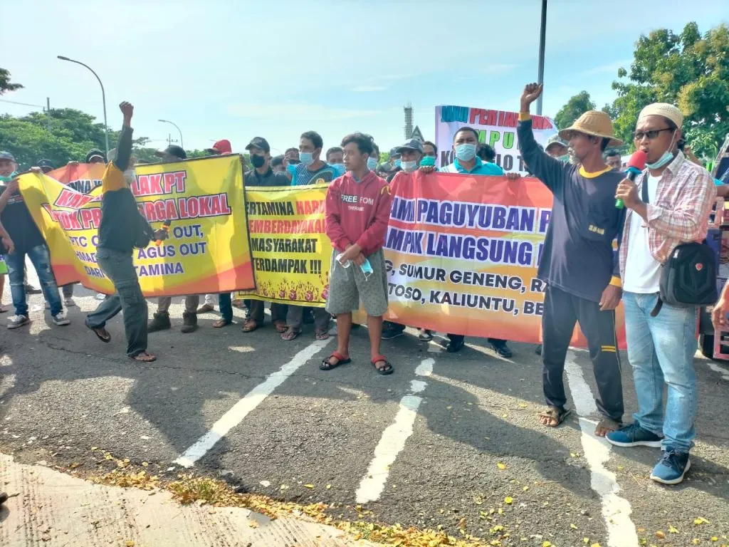 Ratusan massa yang memprotes Pertamina Rosneft.