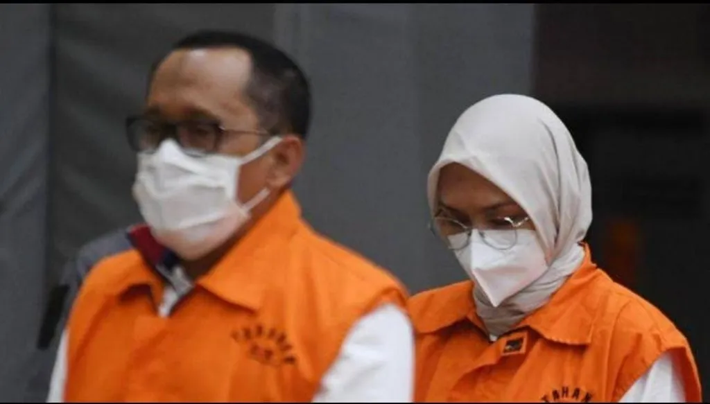 Bupati Probolinggo Nonaktif dan Suami, Didakwa dengan Pidana Seumur Hidup