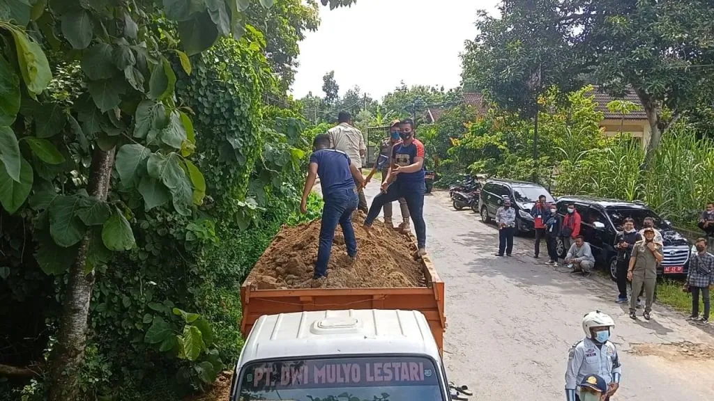 Truk Galian Over Tonase Ditindak, Diklaim Bikin Jalan Ponorogo Bobrok