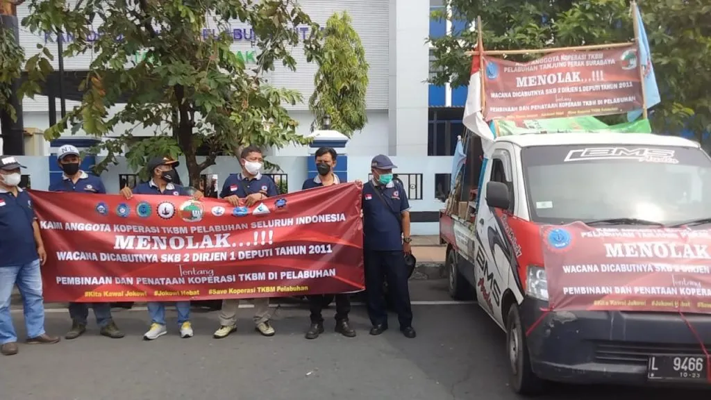 Tenaga Kerja Bongkar Muat Geruduk Kantor Otoritas Pelabuhan Tanjung Perak Surabaya