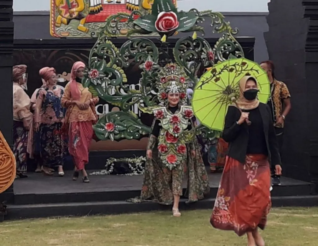 Wali Kota Batu Berlenggak Lenggok, Pamerkan Kain Batik Khas Kota Batu