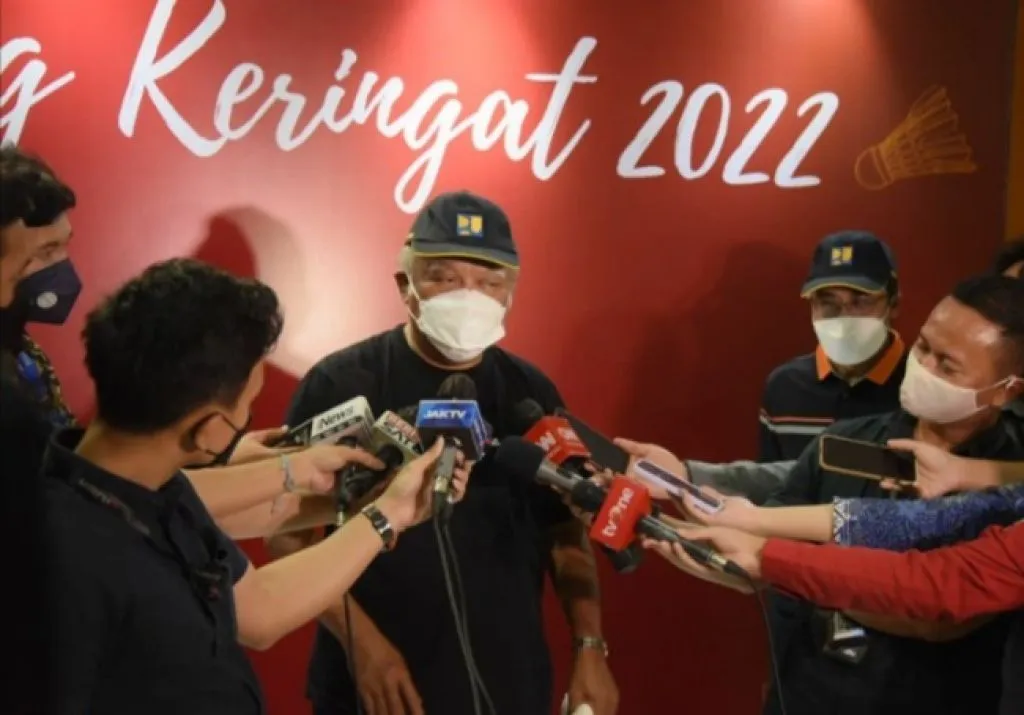 Basuki Ikuti Pertandingan Ekshibisi Badminton bersama Luhut