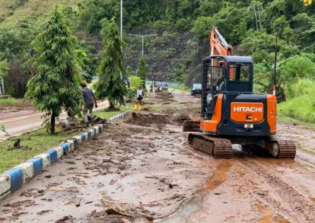 Penanganan darurat pasca banjir dan tanah longsor di Kota Jayapura, Papua sejak Kamis (6/1/2022) malam.