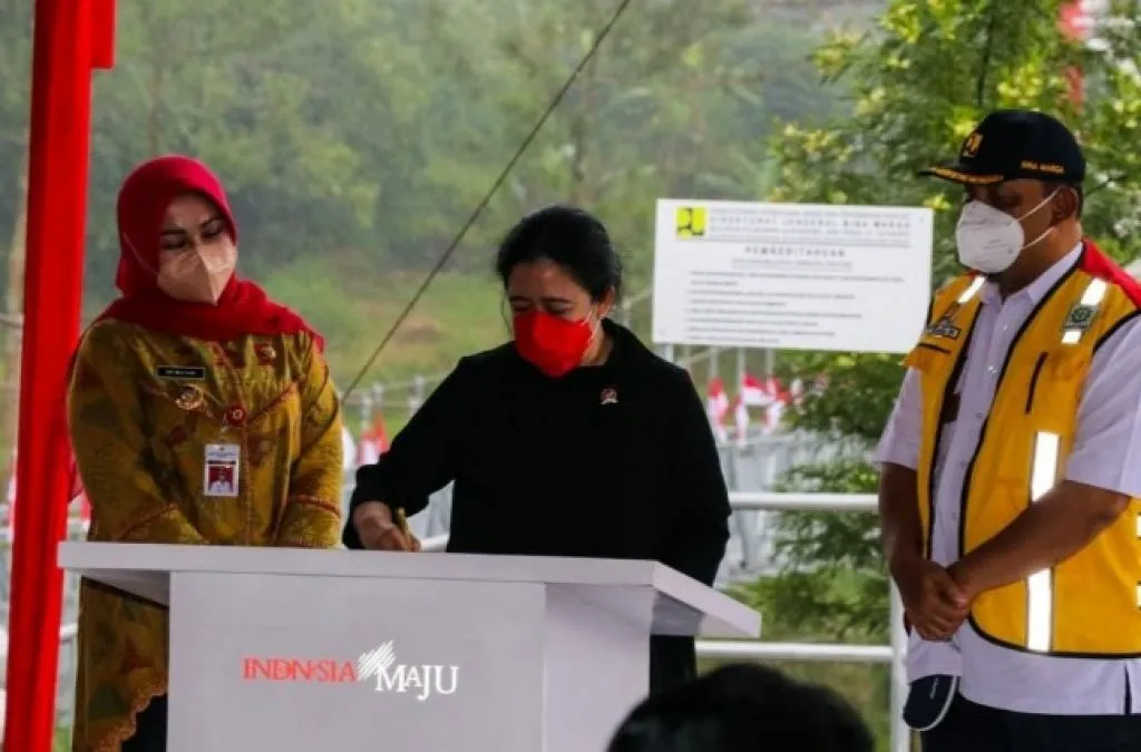 Ketua DPR RI Puan Maharani didampingi Bupati Klaten Sri Mulyani dan Direktur Pembangunan Jembatan Kementerian PUPR Yudha Handita meresmikan Jembatan Gantung Girpasang.