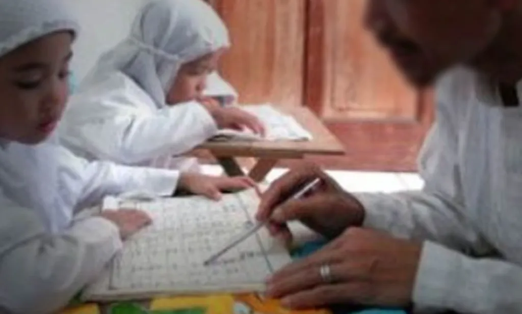 Ditiduri Guru Pesantren, Santriwati Lahirkan Bayi Prematur di Kamar Mandi