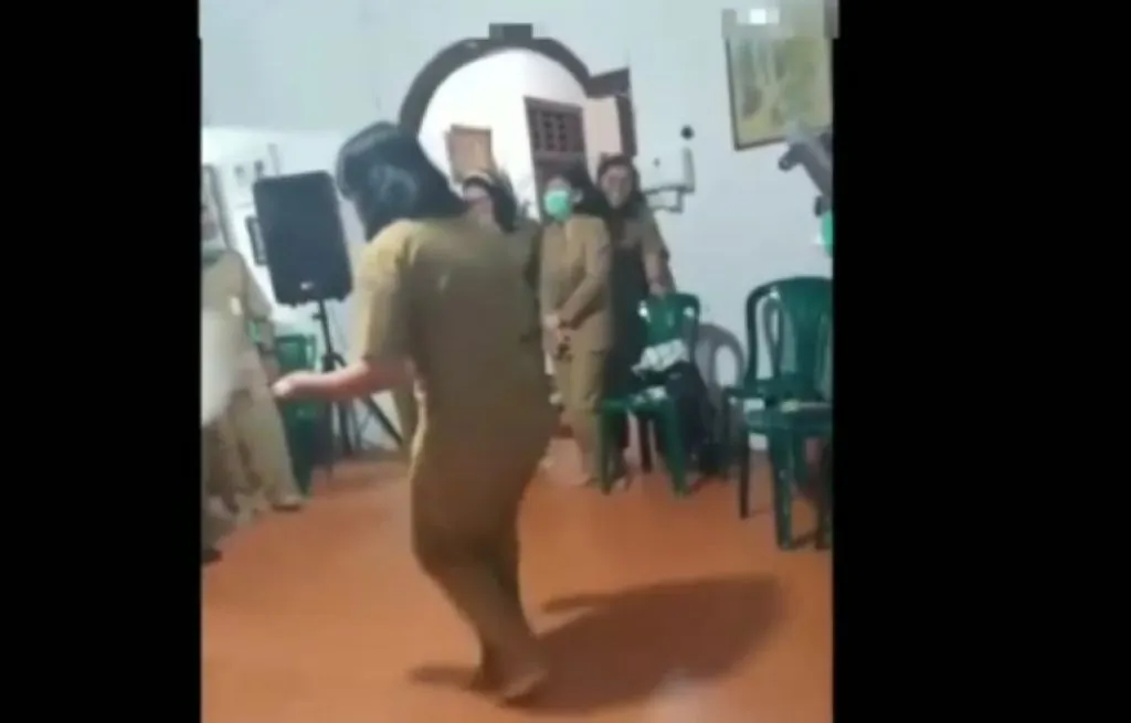 Viral Video, ASN Wanita Joget sambil Bawa Botol Miras