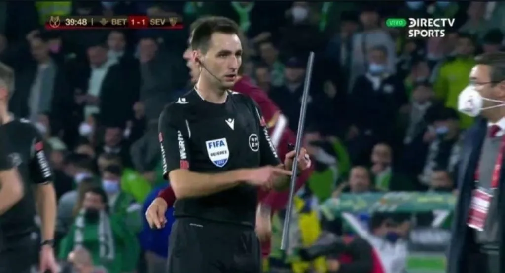 Pemain Dilempar Tongkat, Pertandingan Real Betis Vs Sevilla Dihentikan