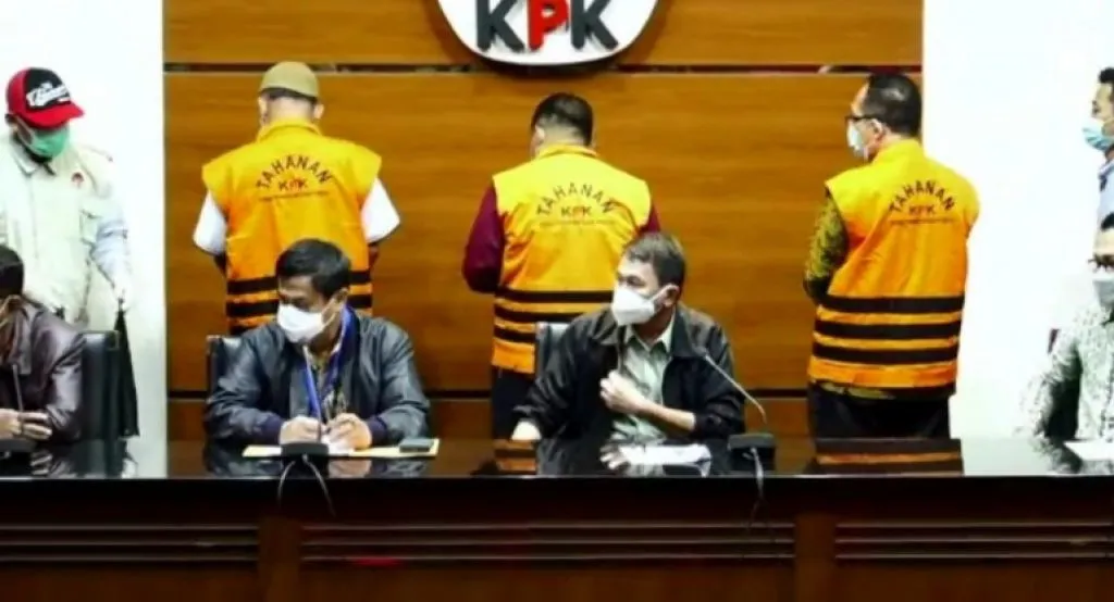 Resmi Tersangka, Hakim Itong, Panitera dan Pengacara Langsung Ditahan