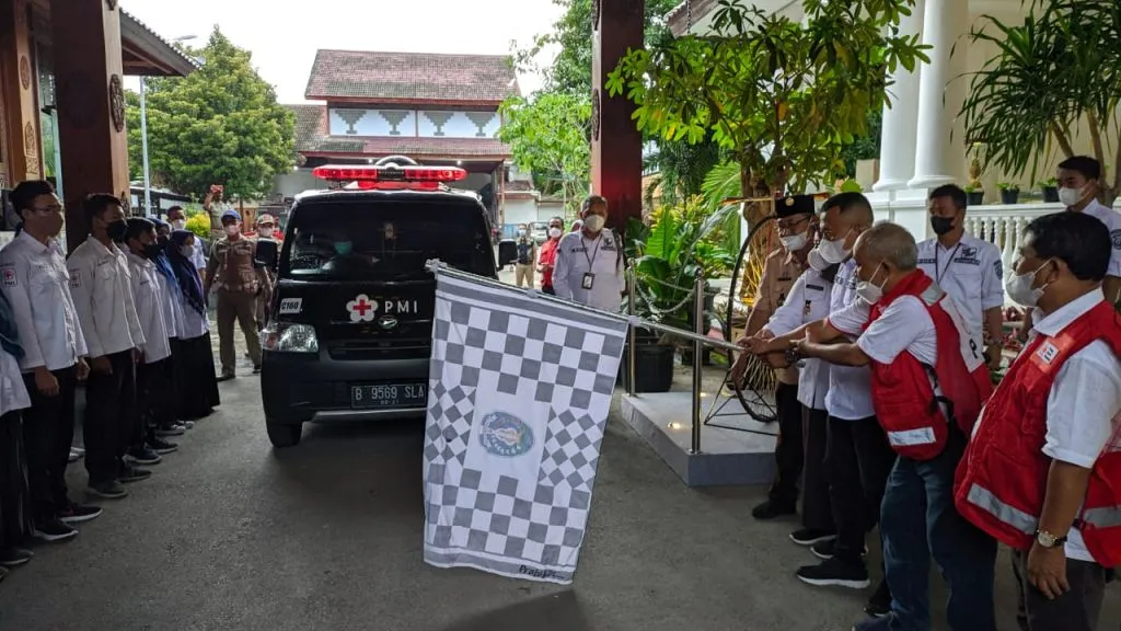 PMI dan Pramuka Ponorogo Bantu 100 Tandon Air untuk Korban Semeru