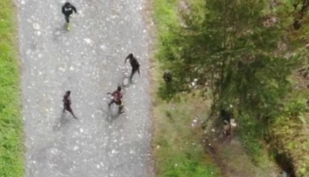 Tujuh Teroris Papua Tertangkap Kamera Drone Bawa Senjati Api Lengkap