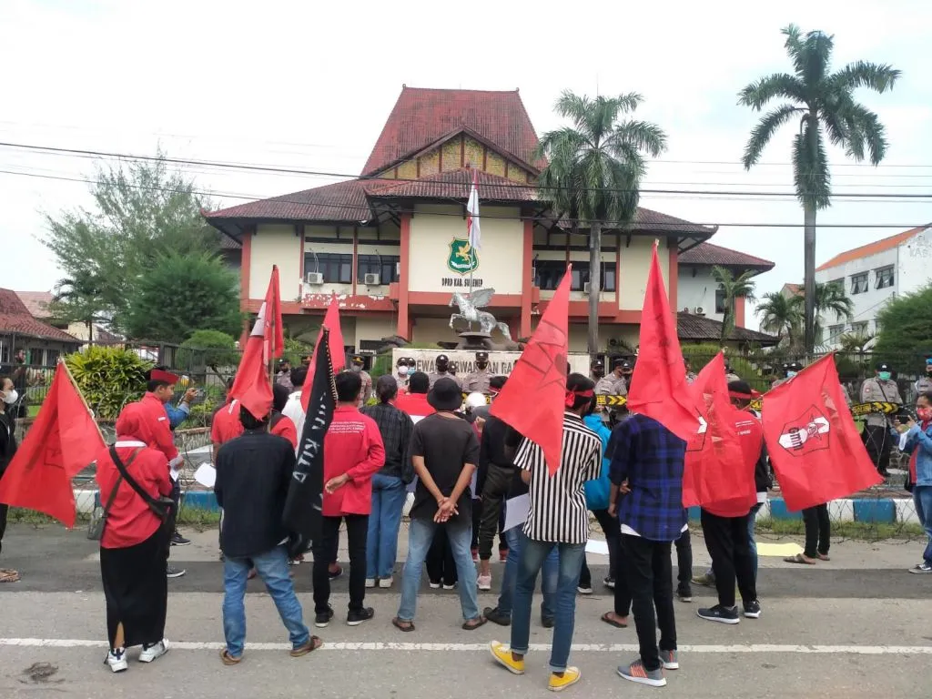 Dugaan Permintaan Fasilitas Anggota Komisi II ke SKK Migas, GMNI Sumenep Demo