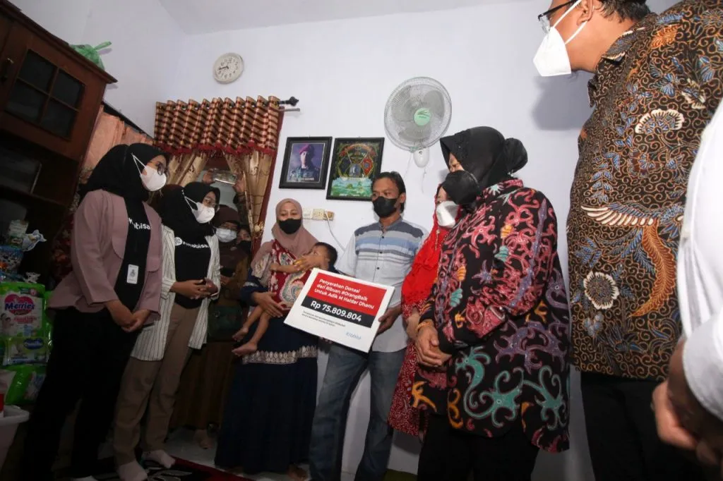 Dijenguk Mensos dan Bupati Muhdlor, Balita Gangguan Anus segera Jalani Operasi Kedua