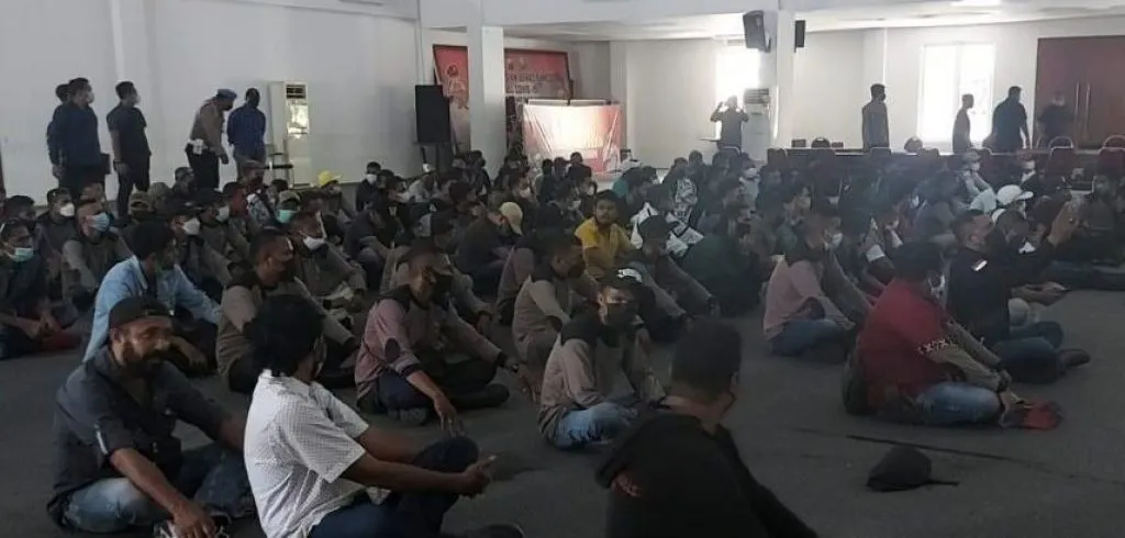Mogok Kerja Berujung Ricuh, Ratusan Orang Diamankan Polisi