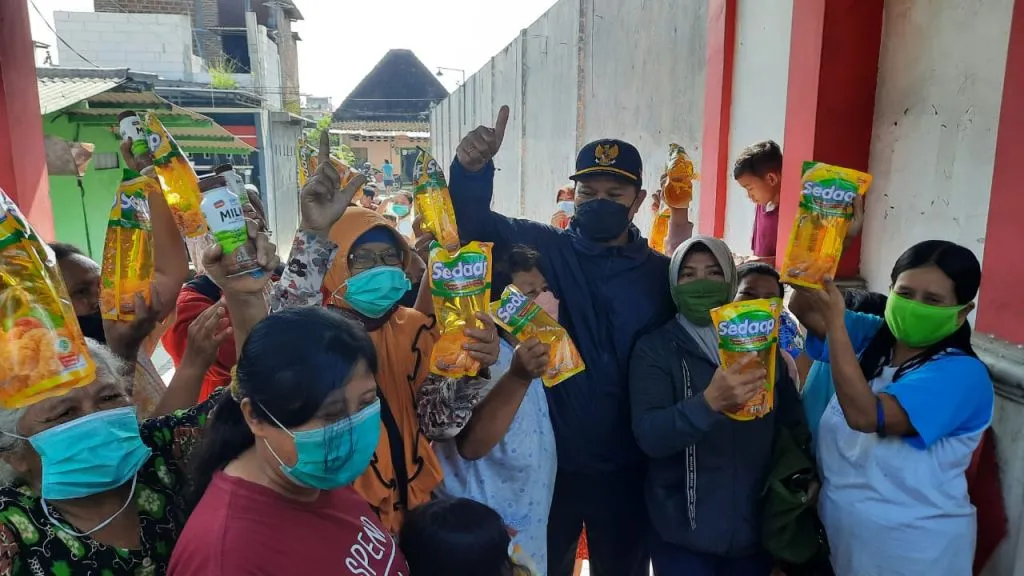 Via Valen Bersyukur Dapat Minyak Goreng Gratis dari Walikota Madiun