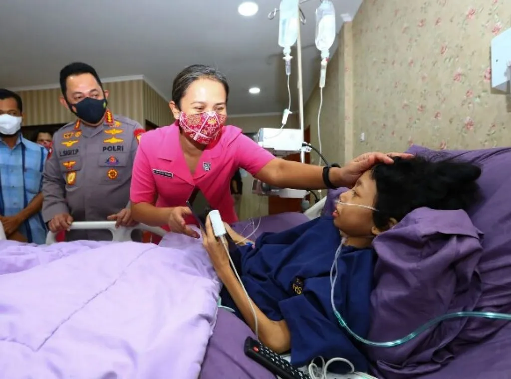 Kapolri Penuhi Janjinya Menjenguk Sinta Aulia, Si Penderita Tumor yang Viral