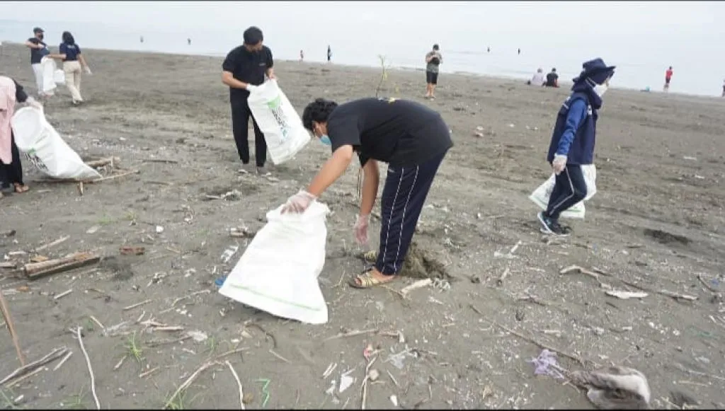 Hari Peduli Sampah Nasional 2022, KFC Indonesia Bersih-Bersih Pantai di 10 Provinsi