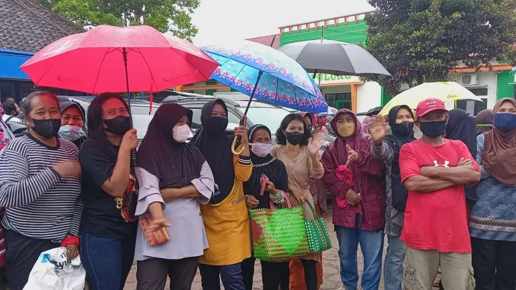 Operasi Migor Murah di Ponorogo Molor 4 Jam, Emak-Emak Rela Hujan-Hujanan