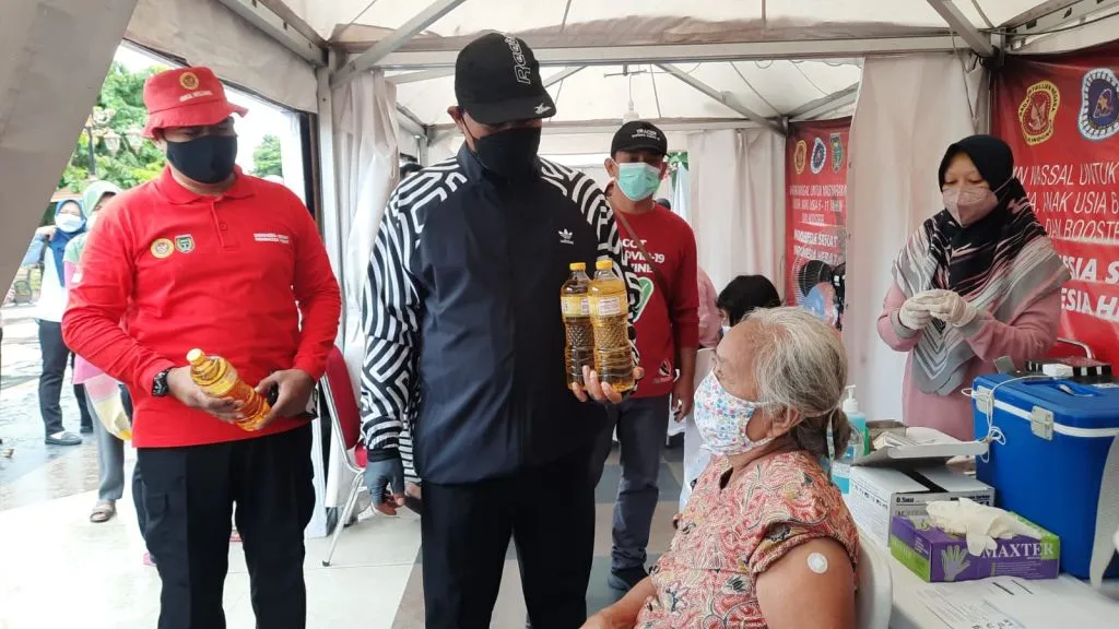 Walikota Madiun Berikan Migor Gratis pada Warga yang Divaksin
