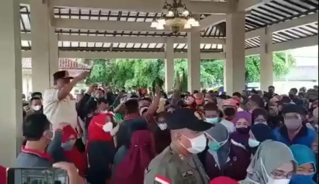 Operasi Pasar Migor Murah di Ponorogo Nyaris Ricuh, Emak-Emak Saling Dorong