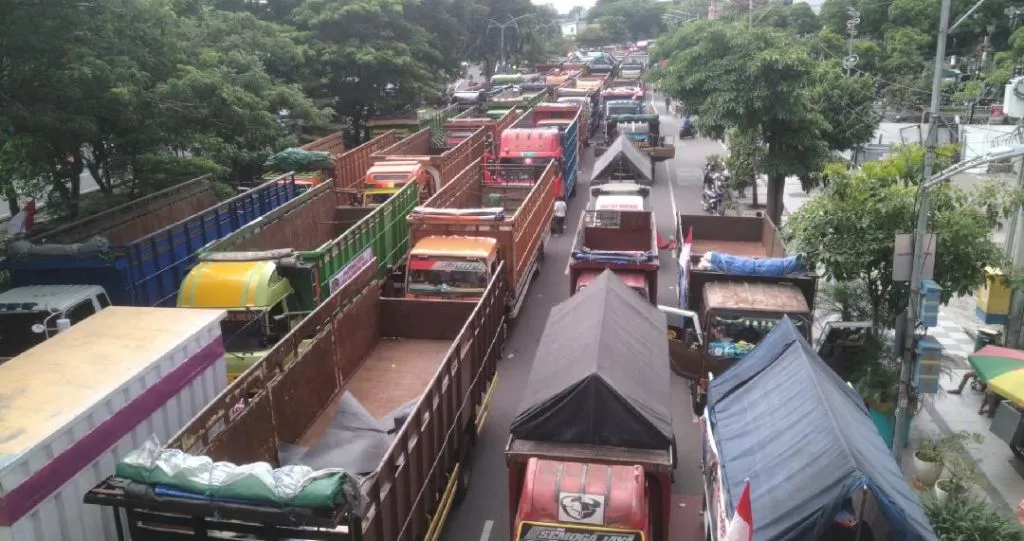 Protes Dishub Jatim, Ratusan Truk Tutup Jalan Masuk ke Surabaya