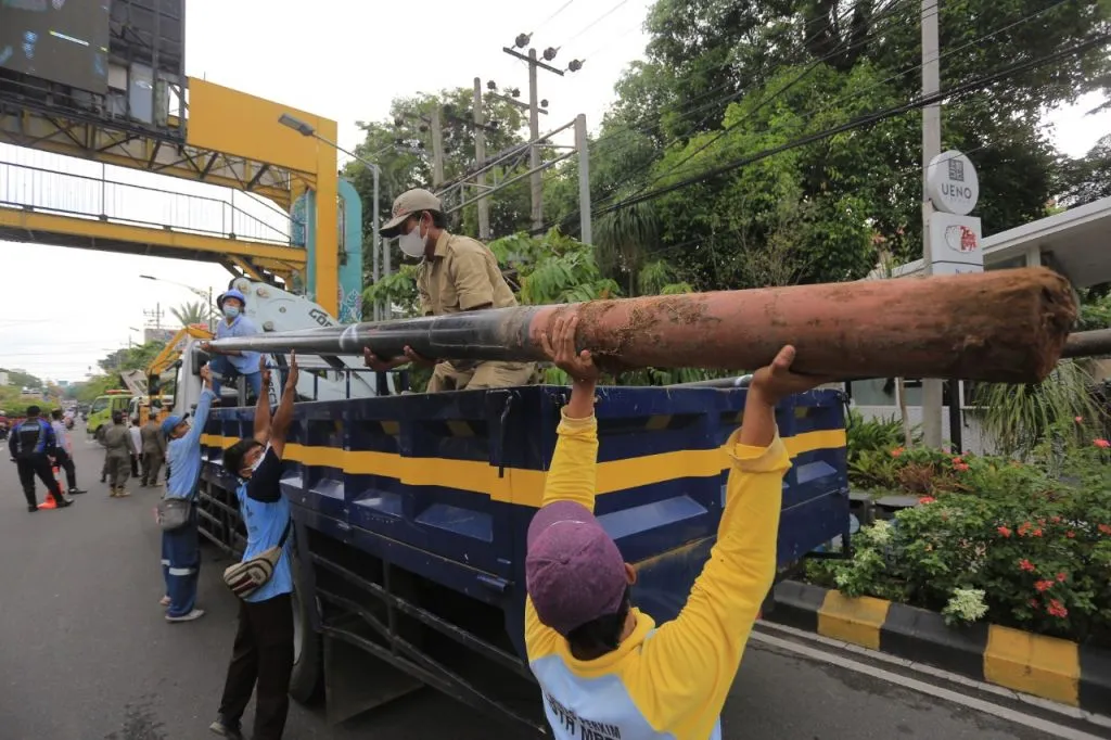 Pemkot Madiun Robohkan Tiang Kabel Ilegal