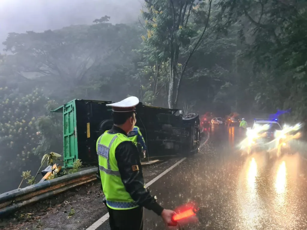 Truk Hino yang Dikemudikan Solikin, Terguling di Jalan Trunojoyo Kota Batu
