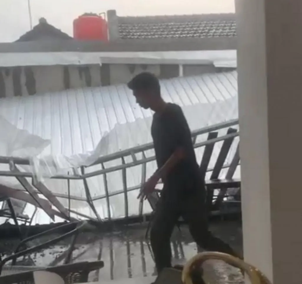 Dua Hari Launching, Atap Kafe di Ponorogo Ini Ambruk Diterjang Angin