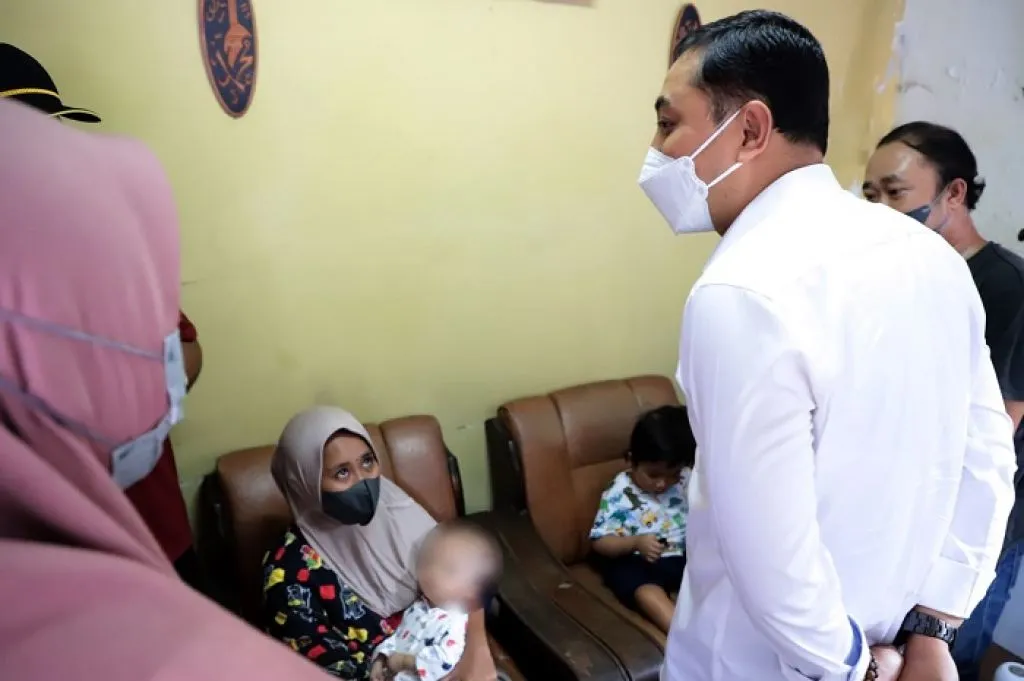 Kunjungi Anak Penderita Hidrosefalus, Wali Kota Eri Beri Bantuan Kesehatan