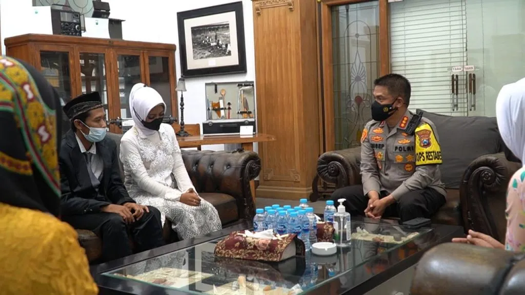 Berstatus Tahanan, Andry Nikahi Kekasihnya di Depan Kapolrestabes Surabaya