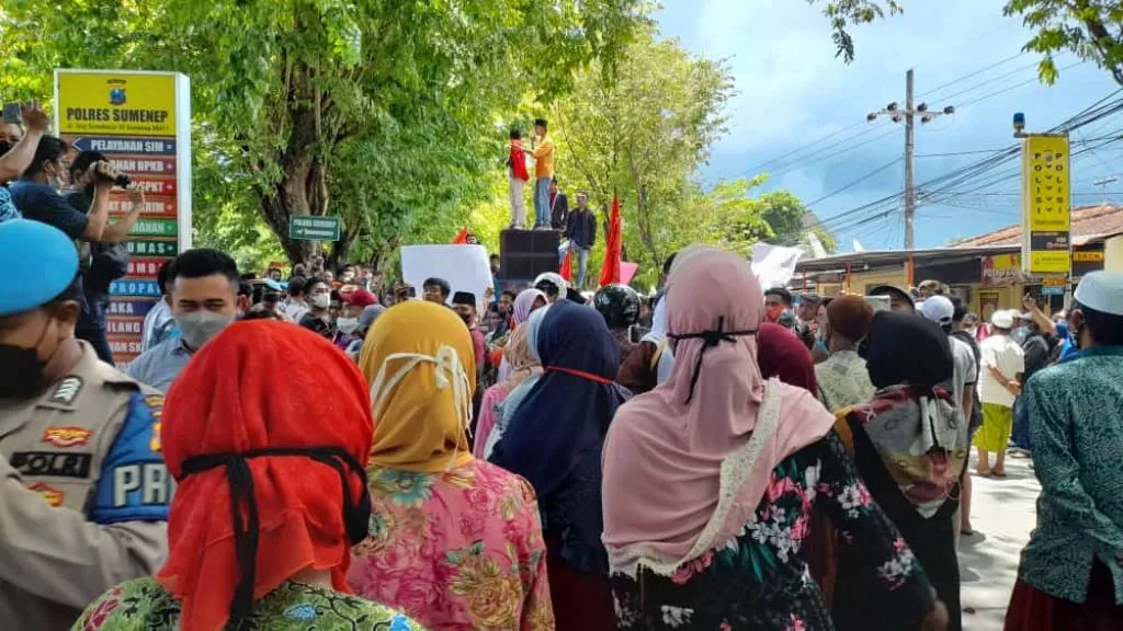 Tuntut Penembak Herman Diadili, Ratusan Warga dan GMNI Demo Mapolres Sumenep