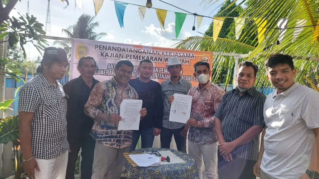 Ketua CDOB TKL Tandatangani MoU dengan Peneliti Pusat Studi Kebijakan Publik Unlam