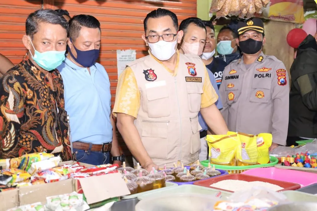 Satgas Pangan Polda Jatim Pantau Ketersediaan Minyak Goreng Curah di Pasar Wonokromo