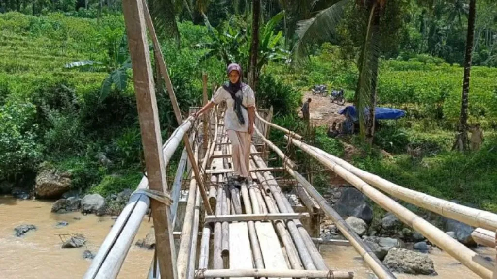 Kehabisan Dana, Jembatan Swadaya Warga Ponorogo Ini Beralas Bambu