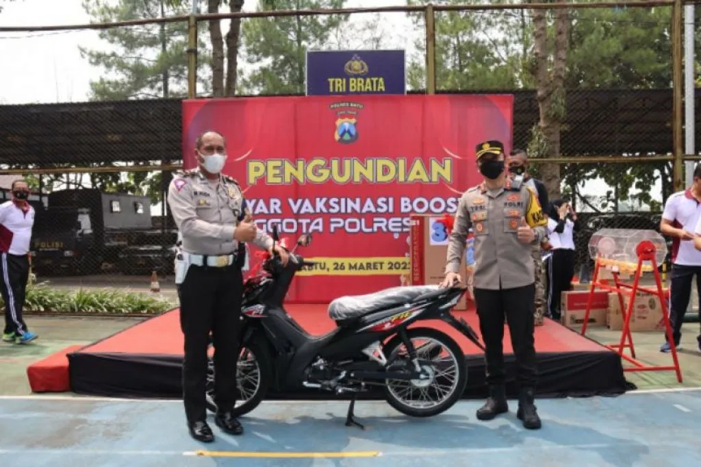 Kapolres Batu Serahkan Hadiah Motor pada Anggota Pemenang Gebyar Doorprize Vaksinasi