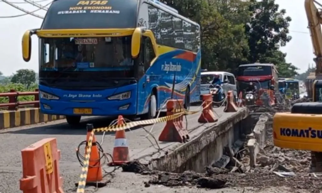 Polda Jatim Libatkan Beberapa Polres, Atur Lalin Dampak Jembatan Ambles di Lamongan