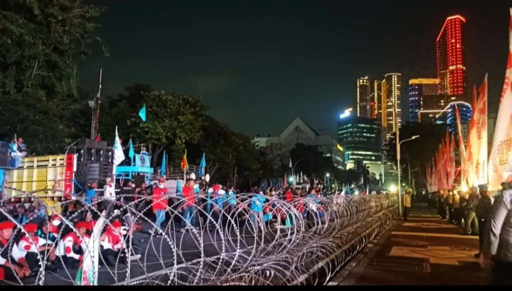 Ribuan Demo JHT Bertahan di Depan Gedung Grahadi