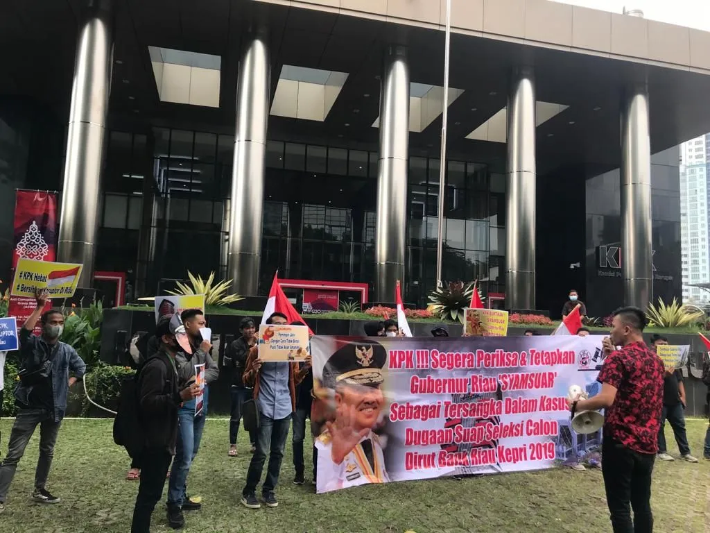 Mahasiswa Tuntut KPK Telisik Dugaan Suap di BPD Riau Kepri