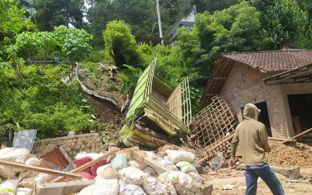 Rem Blong, Truk Porang Terjun ke Jurang dan Timpa Gudang Warga di Ponorogo