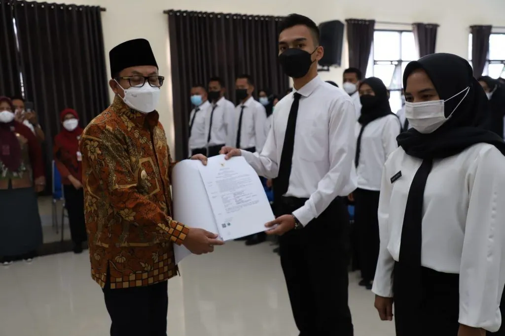 Sutiaji Resmi Serahkan Keputusan Pengangkatan 180 CPNS di Pemkot Malang