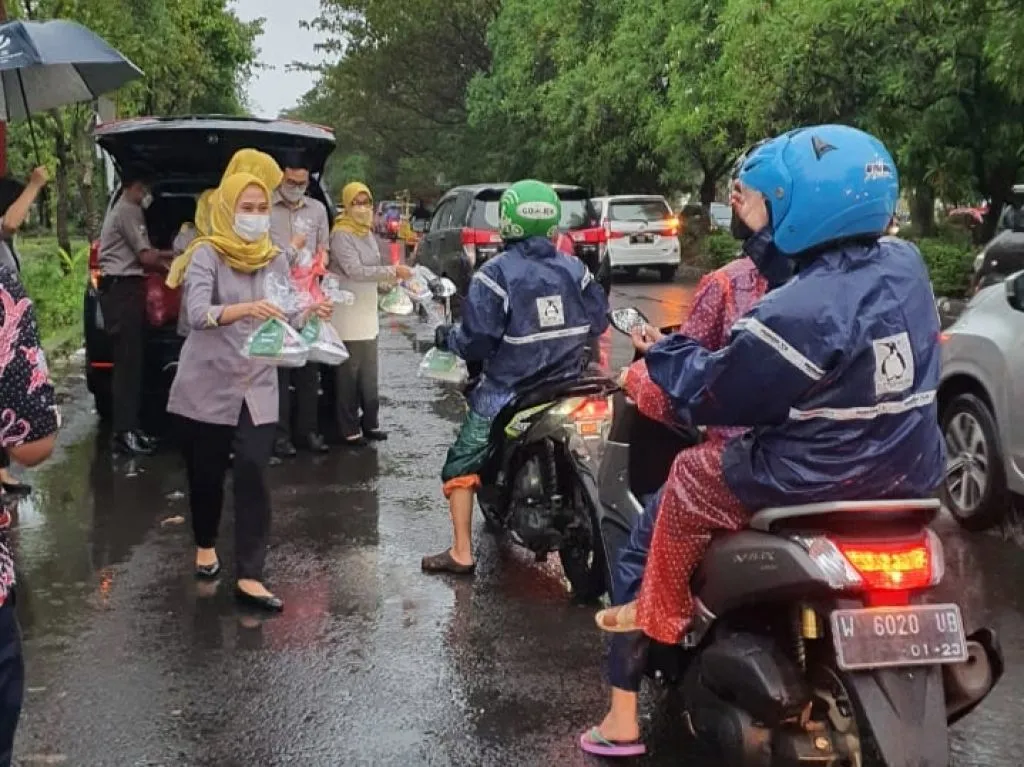 BPJAMSOSTEK Sidoarjo Berbagi Takjil