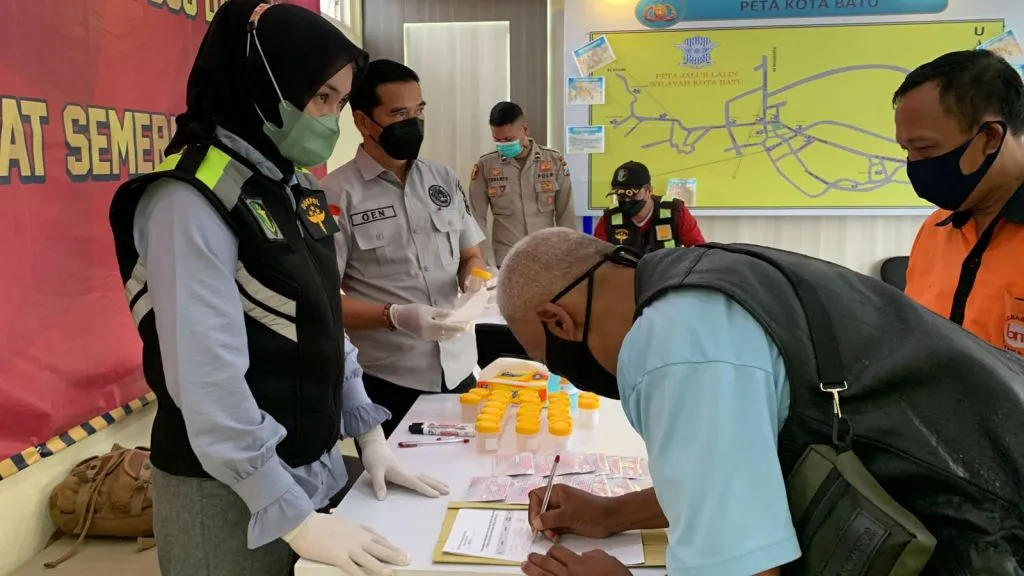 Puluhan Supir Bus dan Angkot di Terminal kota Batu, Jalani Tes Urine