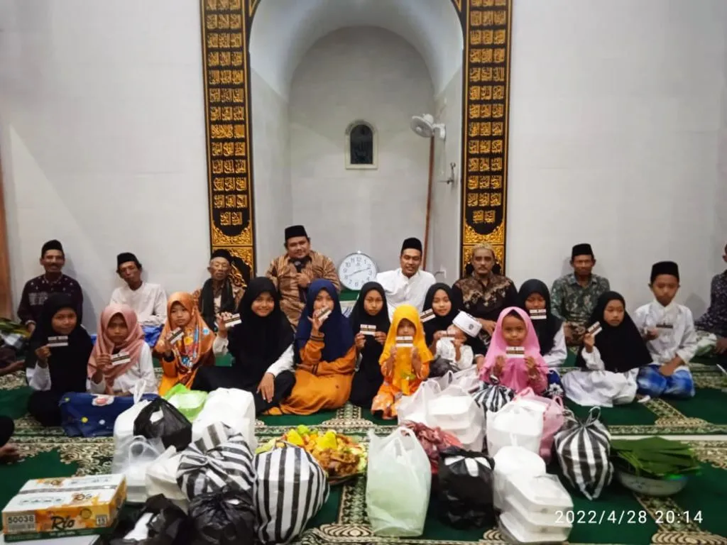 Puluhan Santri TPA Al Hikmah di Ringinanom-Udanawu, Disantuni