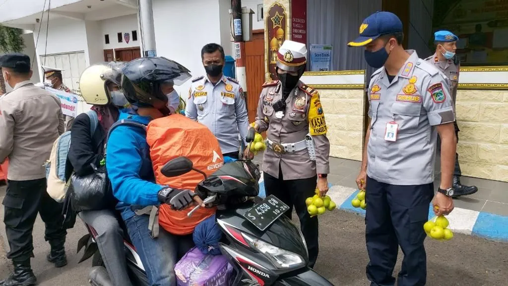 Polres Batu Beri Apel pada Pemudik yang Patuh Berlalu Lintas