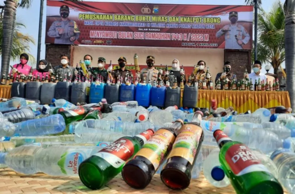 Jelang Ramadhan, Polres Madiun Kota Musnahkan Miras dan Knalpot