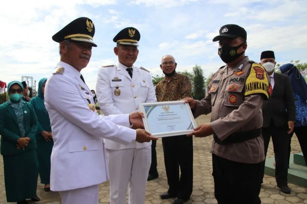 Bhabinkamtibmas Polsek Gadingrejo Diganjar Penghargaan oleh Bupati