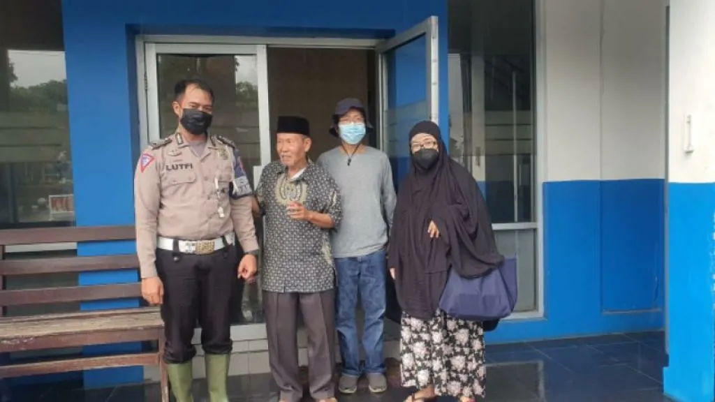 Satlantas Polres Batu, Berhasil Pertemukan Lansia tanpa Identitas dengan Keluarga