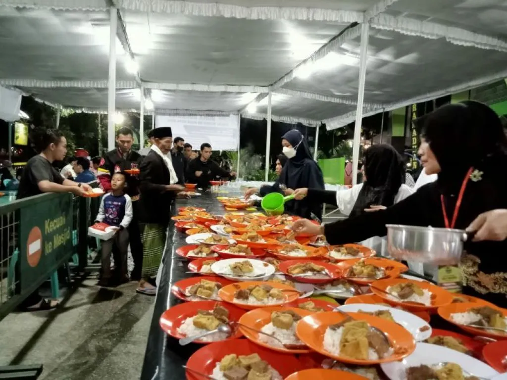 Masjid An-Nur Batu, Sajikan Ratusan Porsi Makanan dan Takjil Gratis