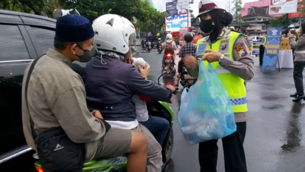 Satlantas Polres Batu, Bagikan Takjil kepada Para Pengguna Jalan